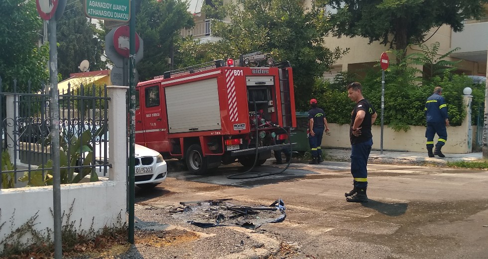 Καταγγελία για εμπρησμό σε κάδους στην Πετρούπολη
