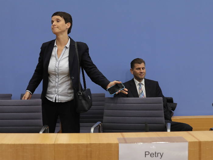 Μπροστά στη διάσπαση το ακροδεξιό AfD