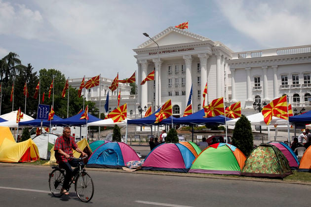 Η Ουκρανική παντιέρα… ύψωσε το σφυροδρέπανο