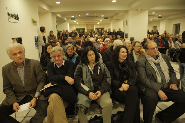 Ολο και περισσότεροι «πιάνουν το χέρι μας»