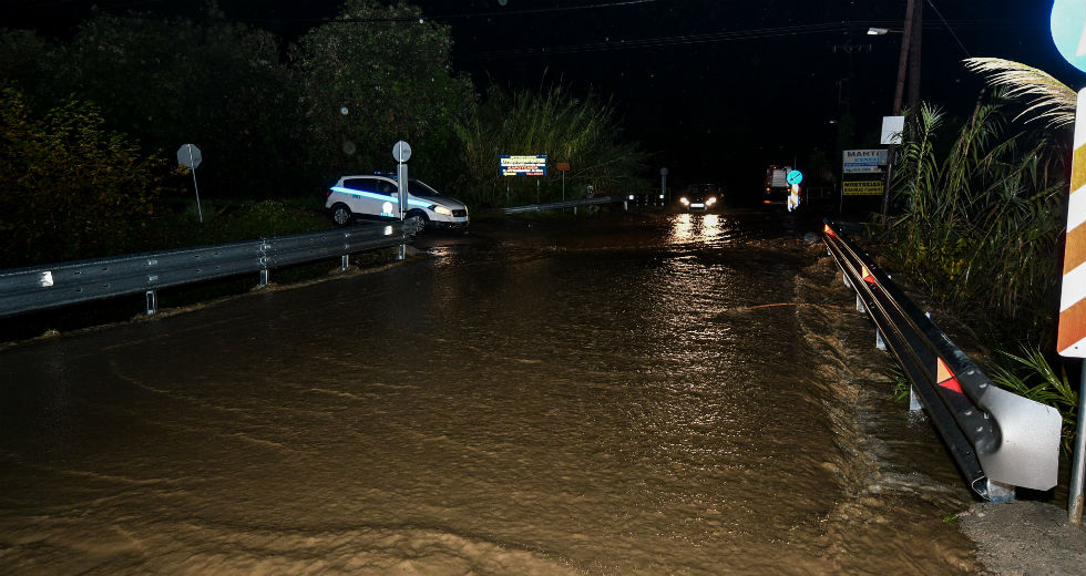 Δρόμοι «ποτάμια» στον Πύργο από την κακοκαιρία – Πλημμύρες και στην Καβάλα