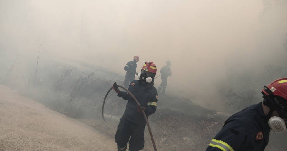 Εικόνες μεγάλης καταστροφής κι υπεράνθρωπης «μάχης» στις φλόγες