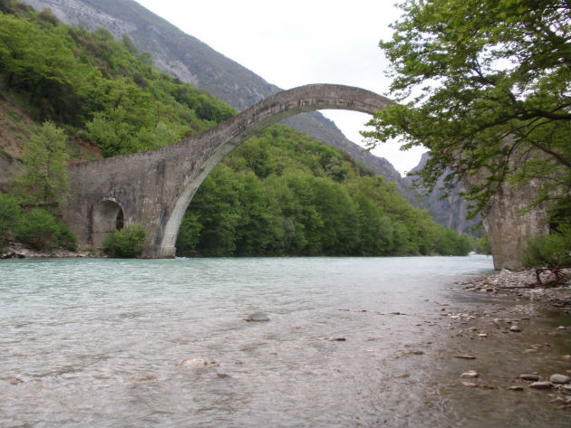 Ξεκινούν το καλοκαίρι οι εργασίες αναστήλωσης στο Γεφύρι της Πλάκας