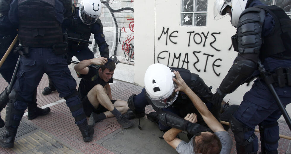 Ξύλο στους αντιφασίστες, πλάτες στους φασίστες στην πλατεία Βικτωρίας