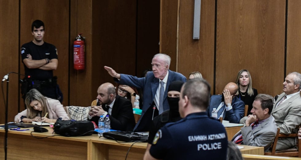 Ναζιστικός χαιρετισμός Κωνσταντίνου Πλεύρη μέσα στη δικαστική αίθουσα