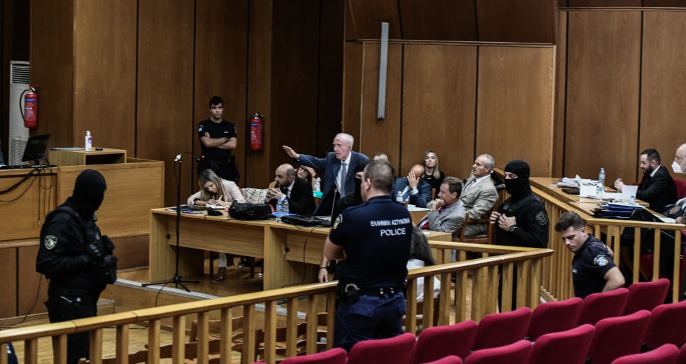 Ναζιστικός χαιρετισμός Κωνσταντίνου Πλεύρη μέσα στη δικαστική αίθουσα