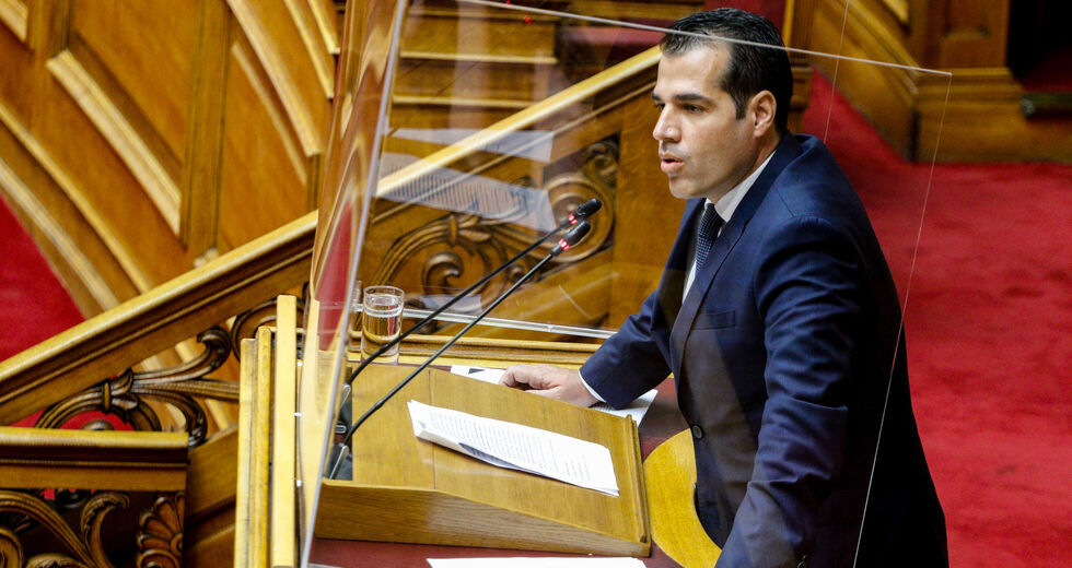 «Πολιτική υποταγή Μητσοτάκη στην πτέρυγα Σαμαρά»