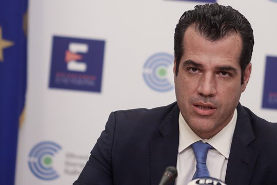 Αδιανόητο ρατσιστικό παραλήρημα του Πλεύρη ενάντια στους μετανάστες [βίντεο]