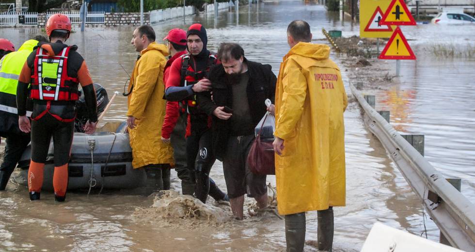 Δραματικές εικόνες από τον απεγκλωβισμό κατοίκων στο Κόμμα Φθιώτιδας
