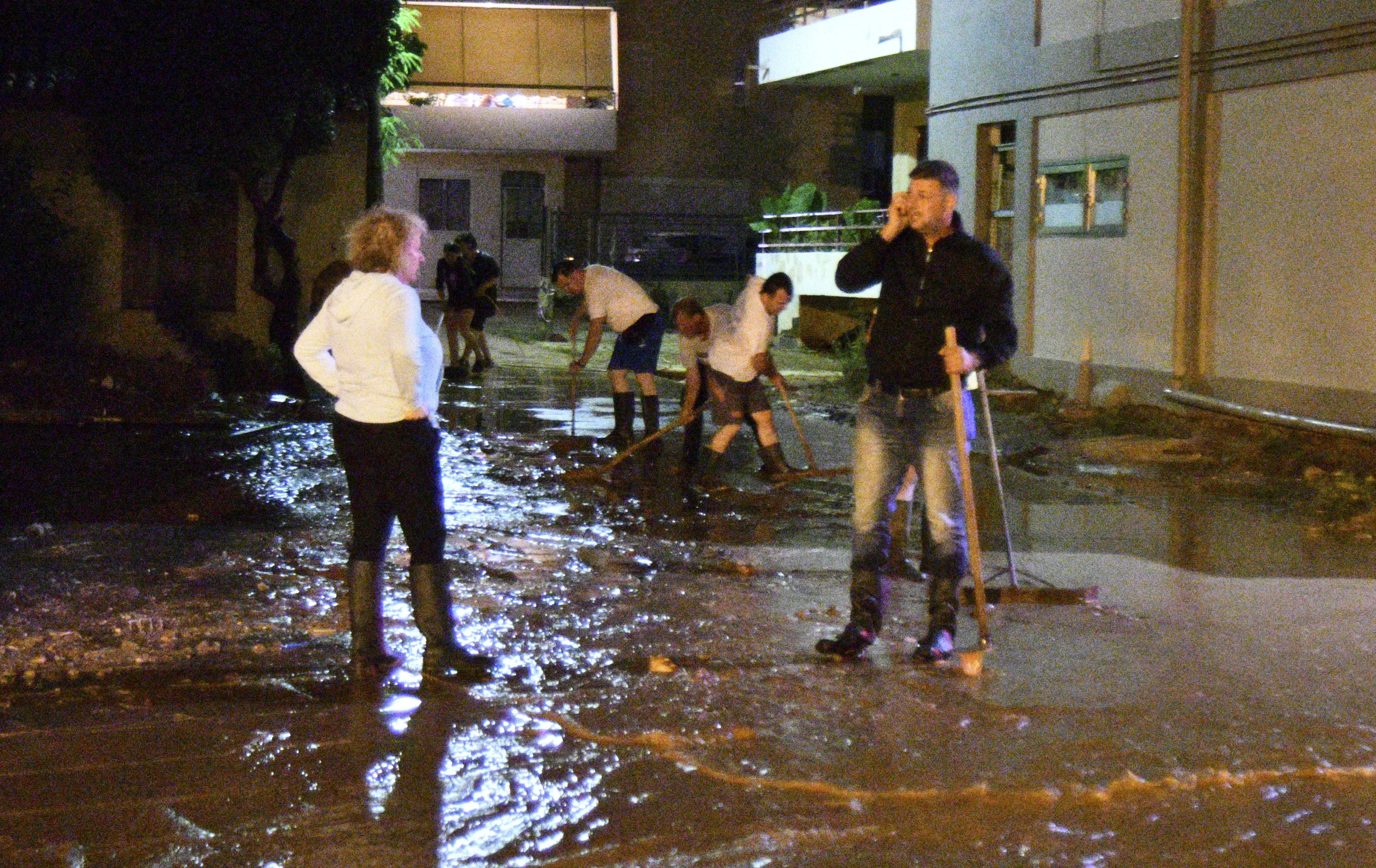 Μάχη με τις λάσπες ξανά στη Μάνδρα