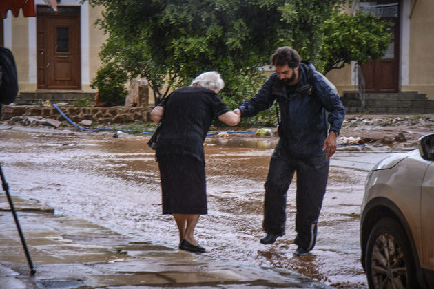 Ερίζουν εκ νέου για την πλημμυρισμένη Μάνδρα