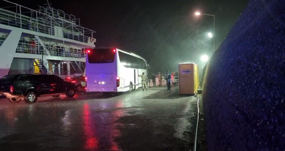 Από πλοίο σε… πλοίο 450 πρόσφυγες