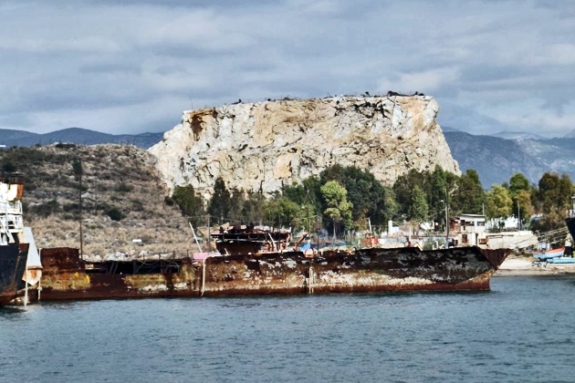 Οι «κωφοί» και το κουφάρι που απειλεί τη θάλασσα της Ελευσίνας