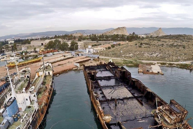 Οι «κωφοί» και το κουφάρι που απειλεί τη θάλασσα της Ελευσίνας