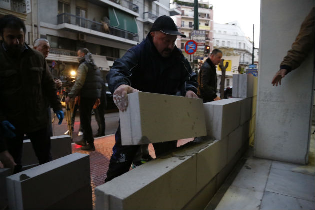 «Έχτισαν» την είσοδο του υπουργείου Υγείας