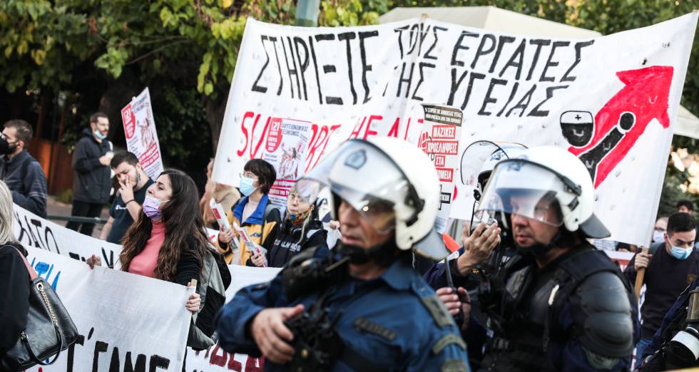 Πορεία υγειονομικών σε Μαξίμου και υπουργείο Υγείας