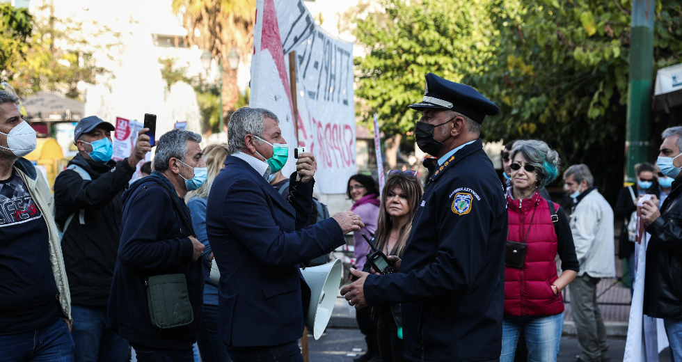 «Από τα χειροκροτήματα του ΕΣΥ… στη στοχοποίησή του»