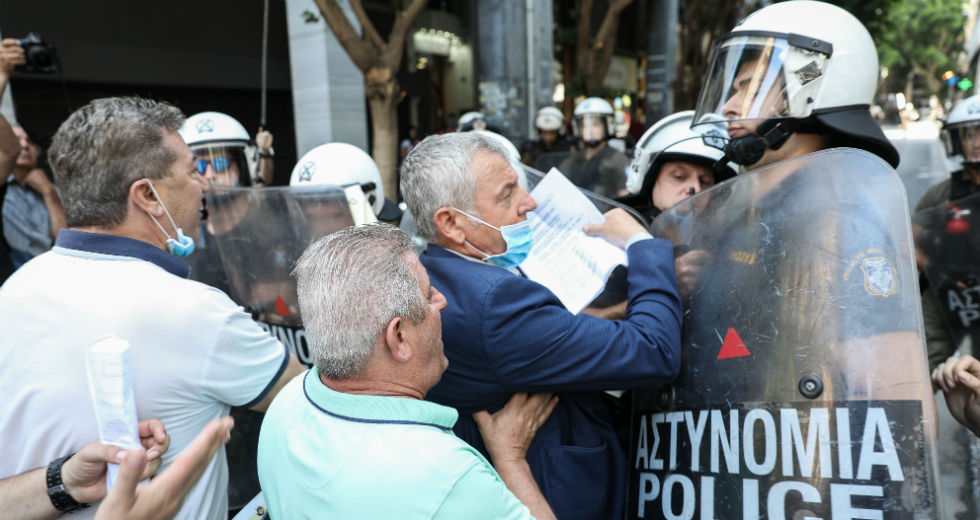 Ένταση στο υπουργείο Οικονομικών – Τραυματίστηκε ο πρόεδρος της ΠΟΕΔΗΝ