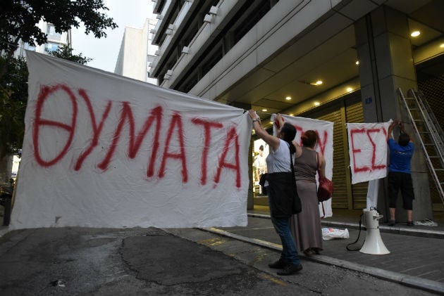 Ολονύκτια διαμαρτυρία ΠΟΕΔΗΝ έξω από το ΥΠ.ΟΙΚ.
