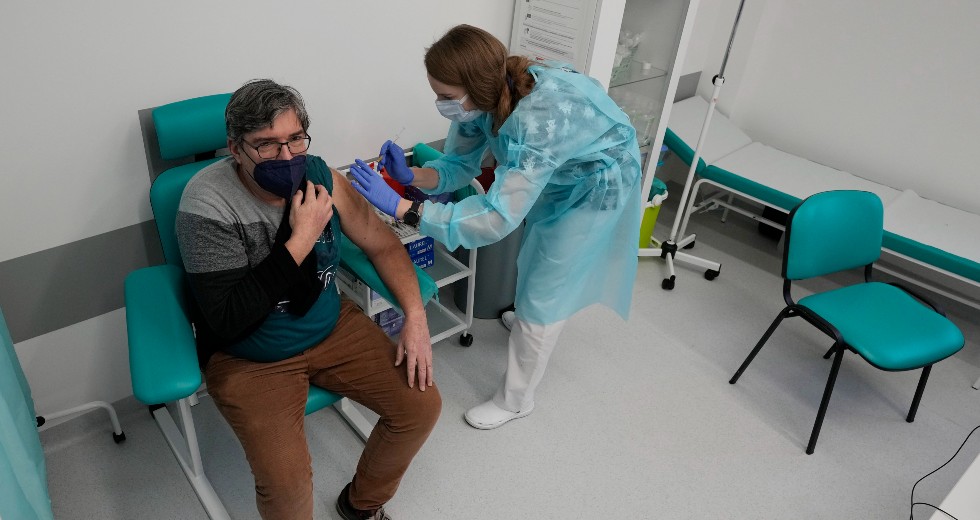 Η Ευρώπη «κλείνει» λίγο-λίγο για τον φόβο της «καταιγίδας Όμικρον»