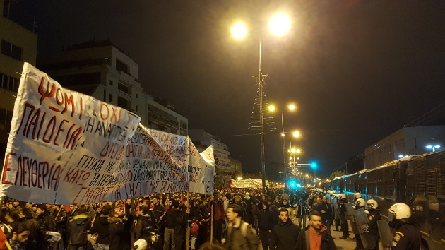 Χιλιάδες κόσμου τίμησαν την 45η επέτειο του Πολυτεχνείου