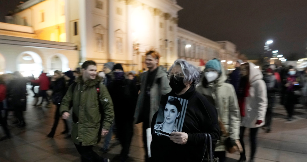 Θάνατος εγκύου πυροδότησε έκρηξη οργής στην Πολωνία