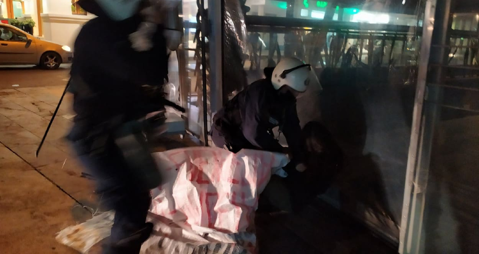 Δεκάδες προσαγωγές στο Ηράκλειο – Δακρυγόνα και συλλήψεις στο Ρέθυμνο