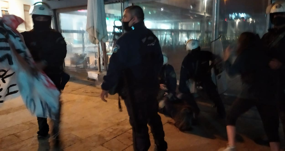 Δεκάδες προσαγωγές στο Ηράκλειο – Δακρυγόνα και συλλήψεις στο Ρέθυμνο