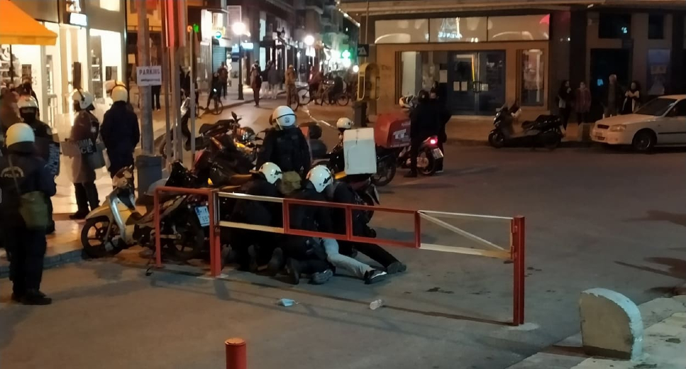 Δεκάδες προσαγωγές στο Ηράκλειο – Δακρυγόνα και συλλήψεις στο Ρέθυμνο