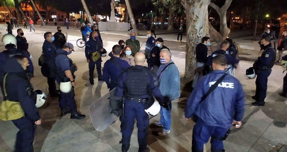 Δεκάδες προσαγωγές στο Ηράκλειο – Δακρυγόνα και συλλήψεις στο Ρέθυμνο
