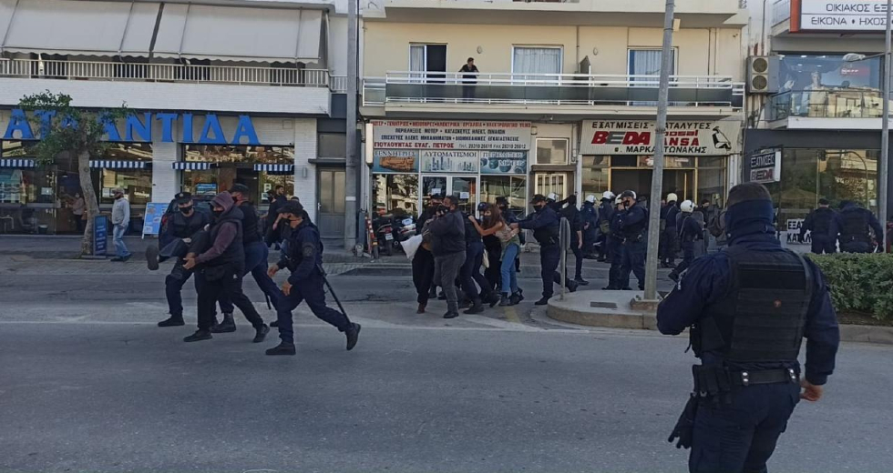 Δεκάδες προσαγωγές στο Ηράκλειο – Δακρυγόνα και συλλήψεις στο Ρέθυμνο