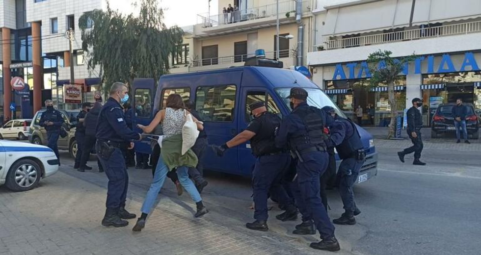 Δεκάδες προσαγωγές στο Ηράκλειο – Δακρυγόνα και συλλήψεις στο Ρέθυμνο