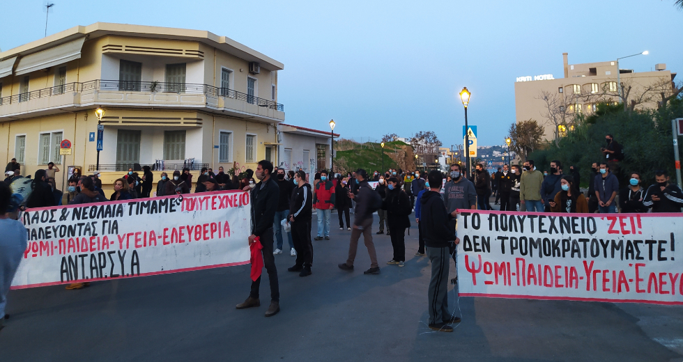 Δεκάδες προσαγωγές στο Ηράκλειο – Δακρυγόνα και συλλήψεις στο Ρέθυμνο