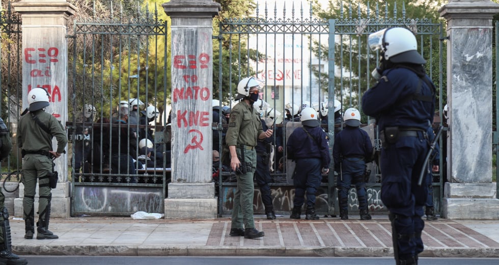 Στοιβαγμένοι στη ΓΑΔΑ οι προσαχθέντες από το Πολυτεχνείο