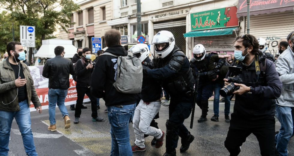 Με χημικά και αύρες ο «νόμος και τάξη» Χρυσοχοΐδη ανήμερα του Πολυτεχνείου