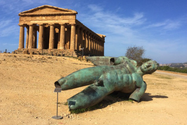 Η γοητεία της τελειότητας δίπλα στη φθαρμένη ατέλεια