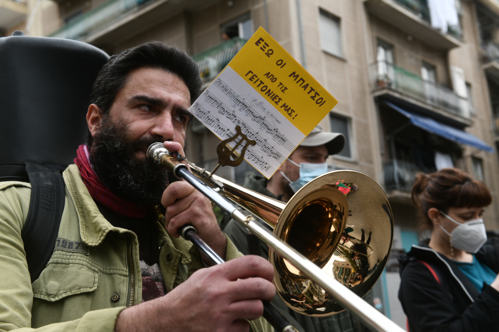 Οι γειτονιές γέμισαν ξανά χρώματα, φωνές και μουσική