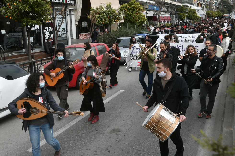 Οι γειτονιές γέμισαν ξανά χρώματα, φωνές και μουσική