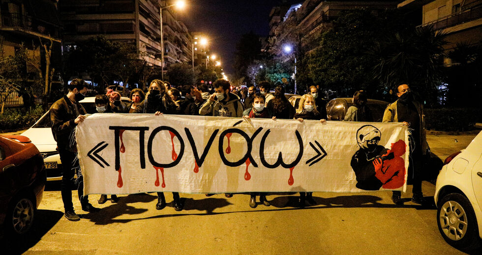 Η Νέα Σμύρνη φλέγεται από την οργή και αντιστέκεται