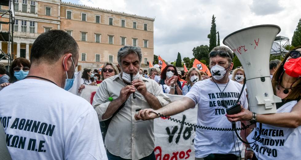 Με μια φωνή: «Κάτω τα χέρια από το 8ωρο»