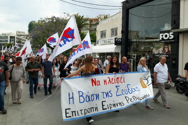 Υπό βροχή το αντιπολεμικό συλλαλητήριο στην Σούδα