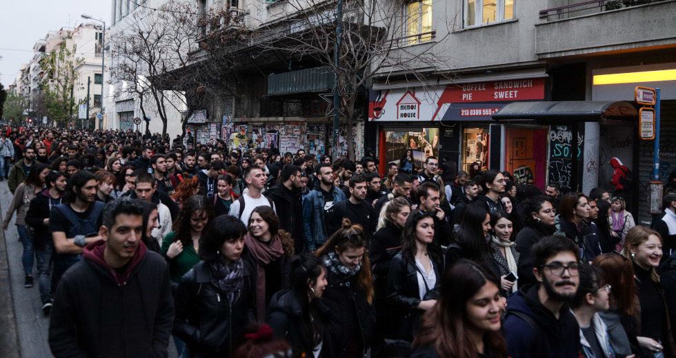 Μεγάλη πορεία φοιτητών κατά της αστυνομικής βίας στο κέντρο της Αθήνας