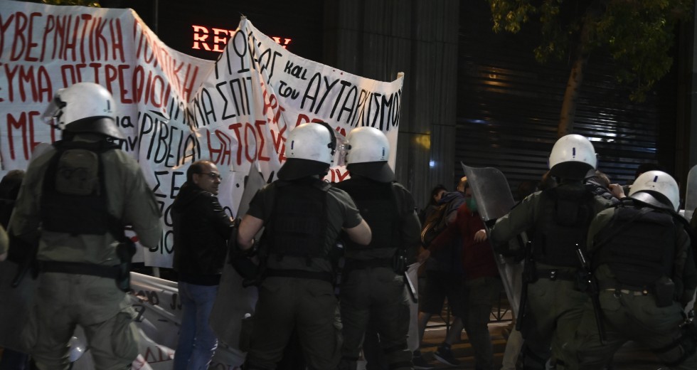Ένταση και δακρυγόνα στην πορεία για την ενέργεια και την ακρίβεια