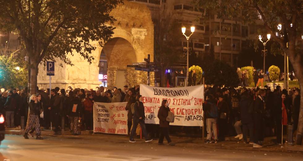 Για πάντα παρών: Χιλιάδες στους δρόμους για τον Αλέξη