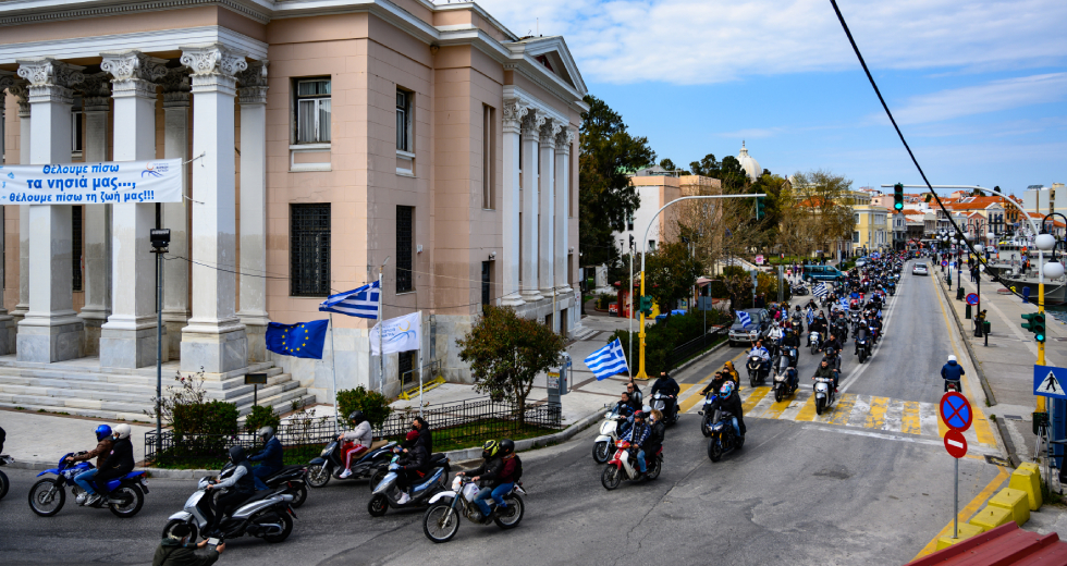 Μηχανοκίνητες πορείες σε Χίο και Λέσβο κατά των νέων ΚΥΤ