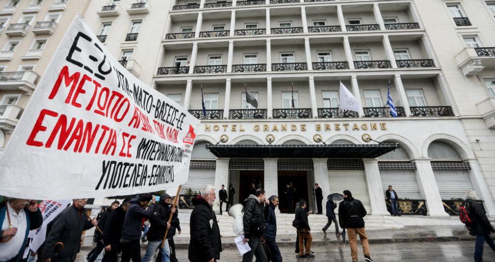 «Γιόρτασαν» τα 70χρονα του ΝΑΤΟ με πορεία στην πρεσβεία των ΗΠΑ