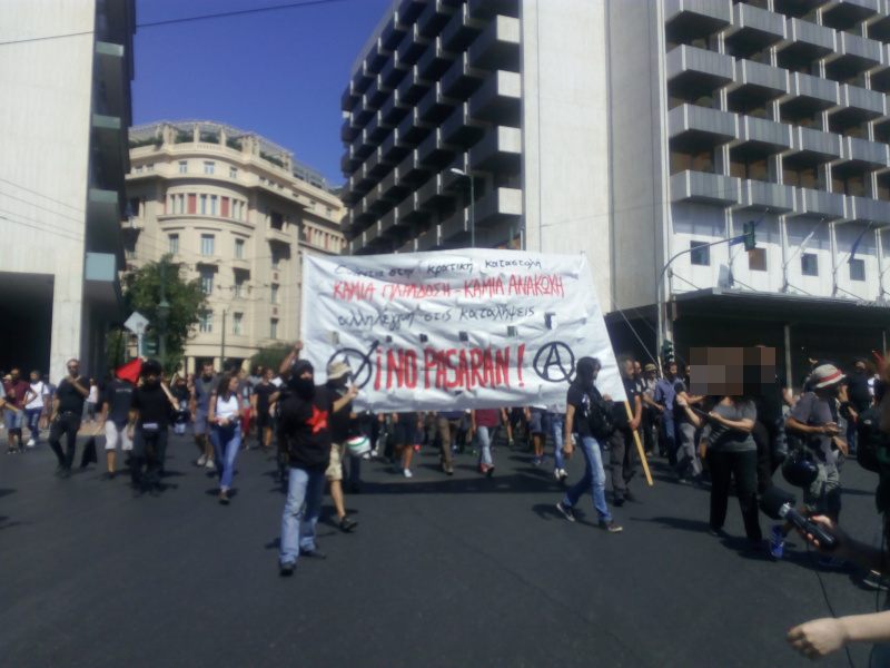 Δυναμική πορεία κατά των αστυνομικών επεμβάσεων στα Εξάρχεια