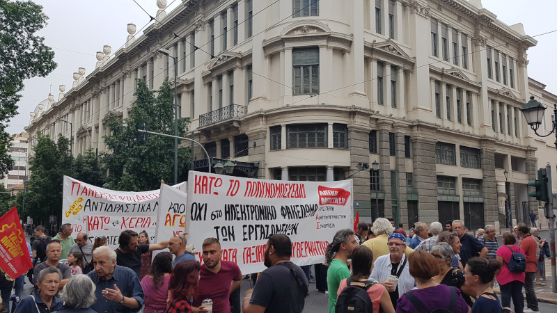 Χιλιάδες στους δρόμους κατά αναπτυξιακού και κυβέρνησης