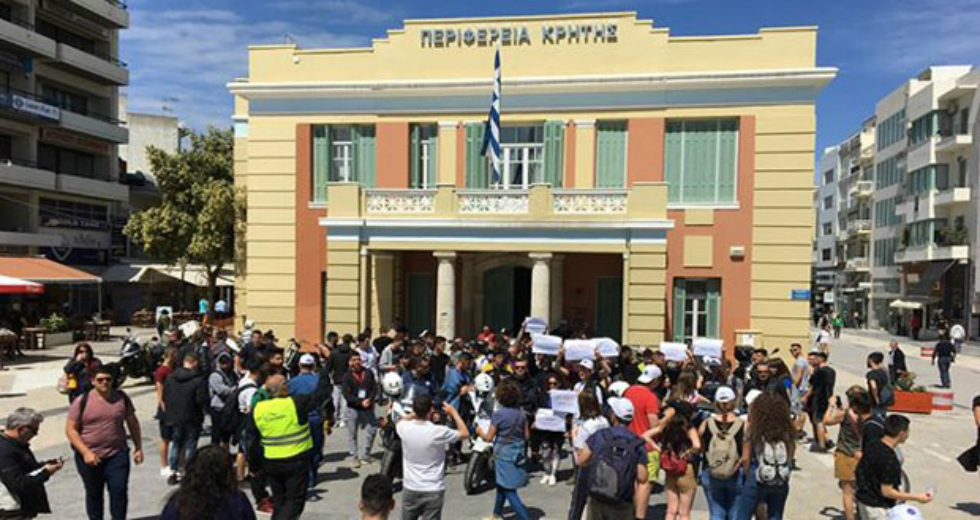Ηράκλειο: Πορεία μαθητών και μοτοσυκλετιστών για τα τροχαία