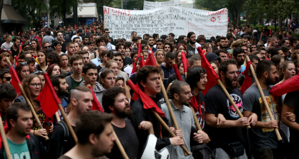 Χημικά και κρότου λάμψης στο φοιτητικό συλλαλητήριο της Αθήνας